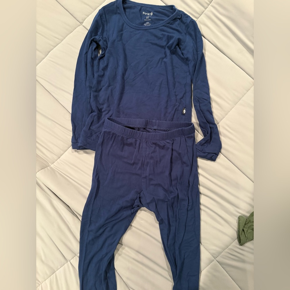 Kyte Baby long sleeved two piece pajamas in Tahoe - 3T